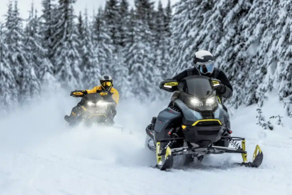 Certains modèles Ski-Doo Renegade 2026 sont équipés d'une nouvelle suspension avant pour une meilleure maniabilité.